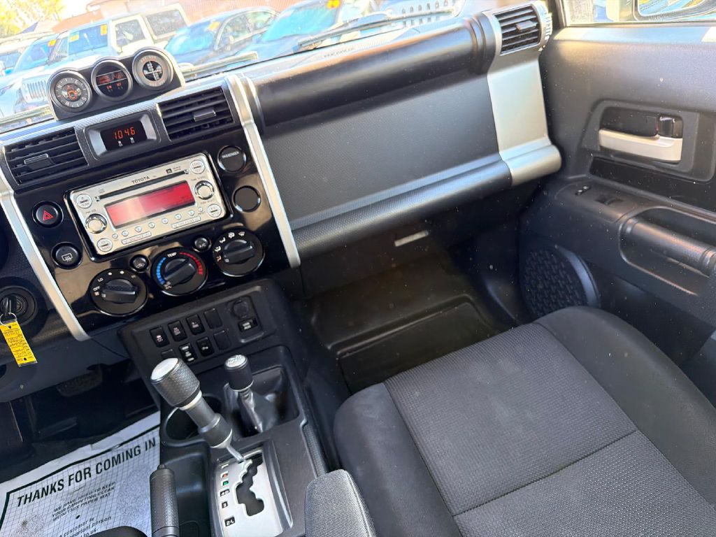 Photo 23 of this TOYOTA FJ CRUISER