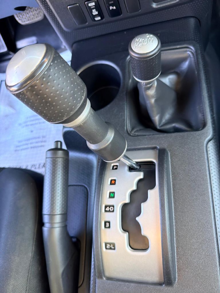 Photo 24 of this TOYOTA FJ CRUISER