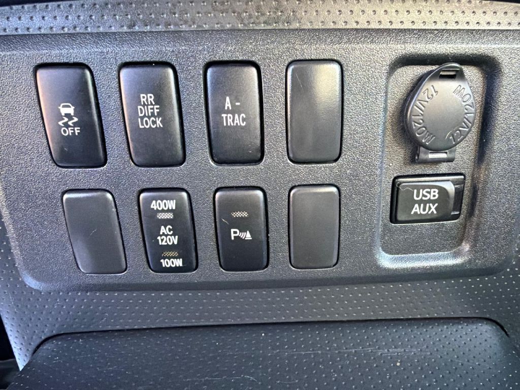 Photo 25 of this TOYOTA FJ CRUISER