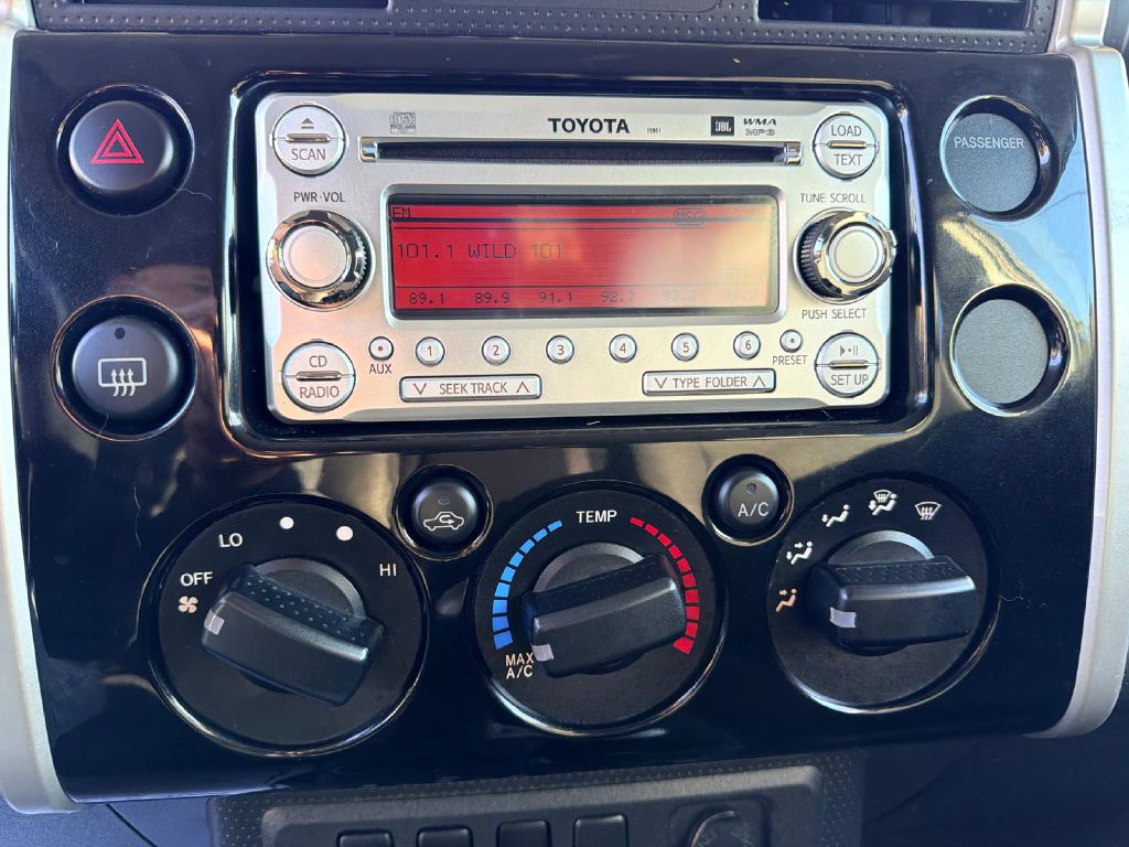 Photo 26 of this TOYOTA FJ CRUISER