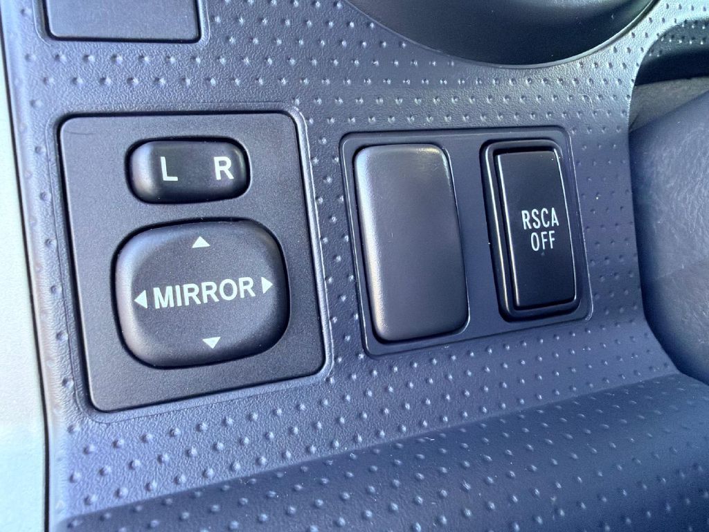 Photo 29 of this TOYOTA FJ CRUISER