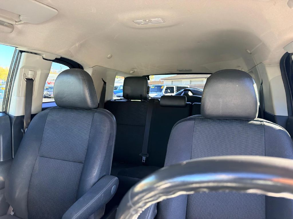 Photo 33 of this TOYOTA FJ CRUISER