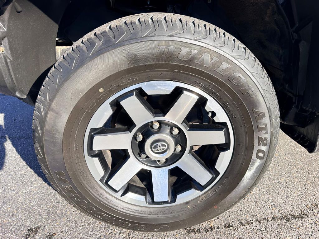 Photo 34 of this TOYOTA FJ CRUISER