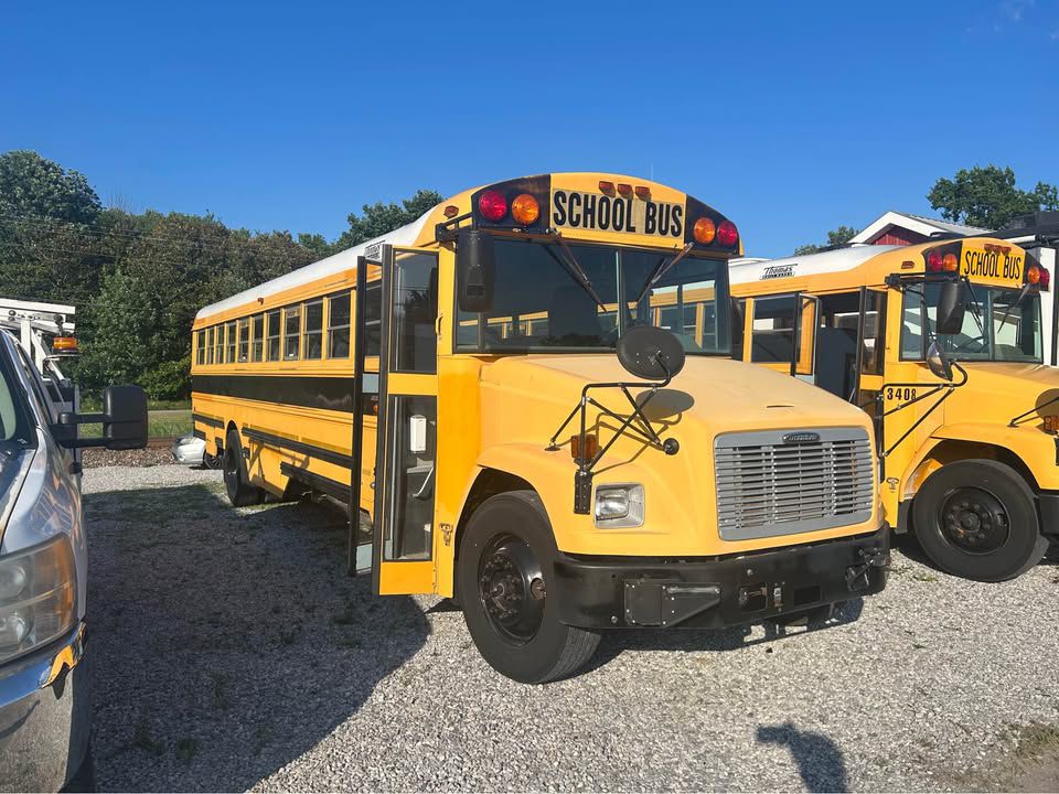 2004 THOMAS SCHOOL BUS