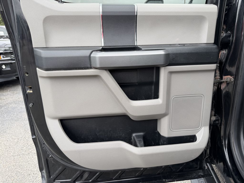 Photo 17 of this FORD F350 SUPER DUTY