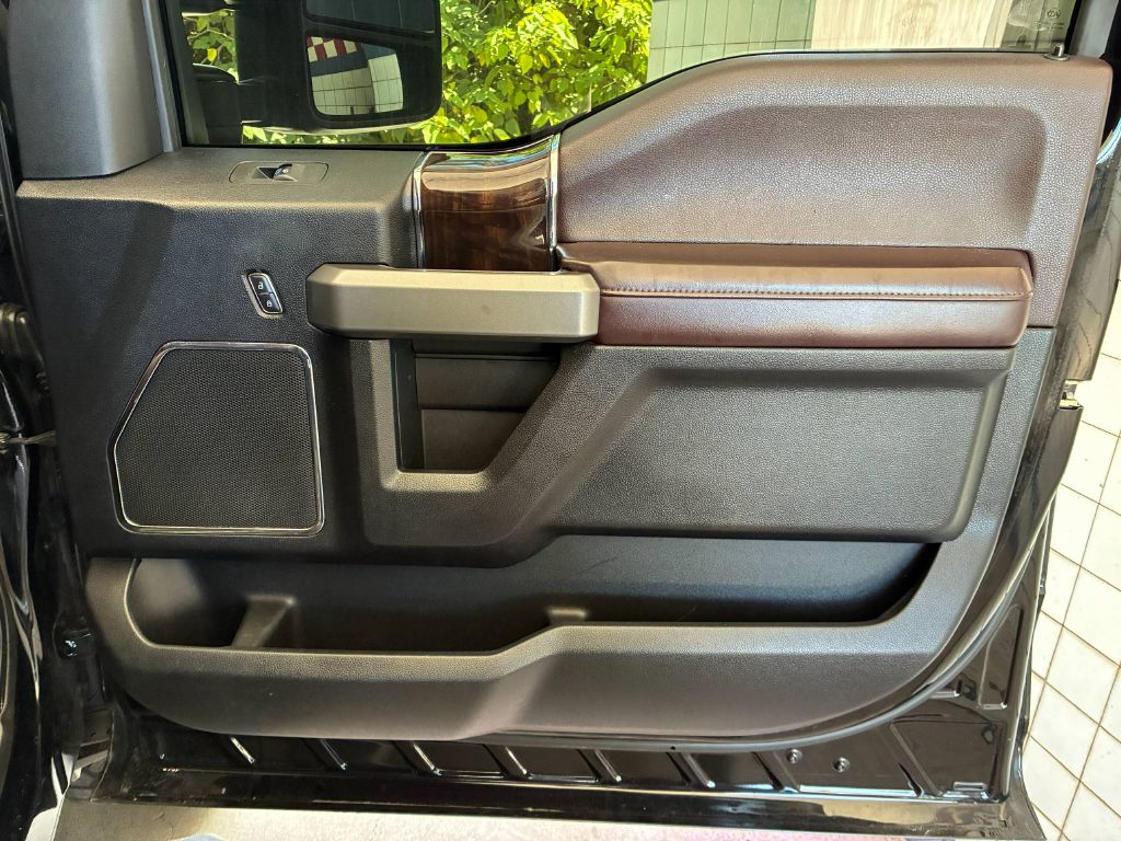 Photo 16 of this FORD F350 SUPER DUTY