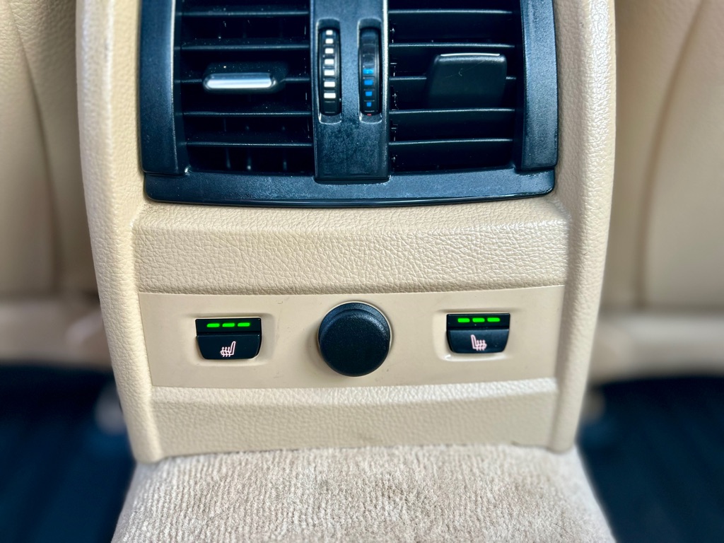 Photo 22 of this BMW 3 SERIES