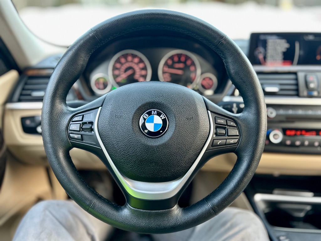 Photo 13 of this BMW 3 SERIES