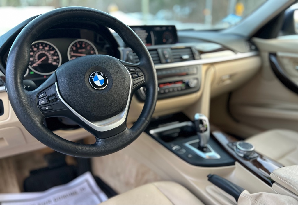 Photo 10 of this BMW 3 SERIES