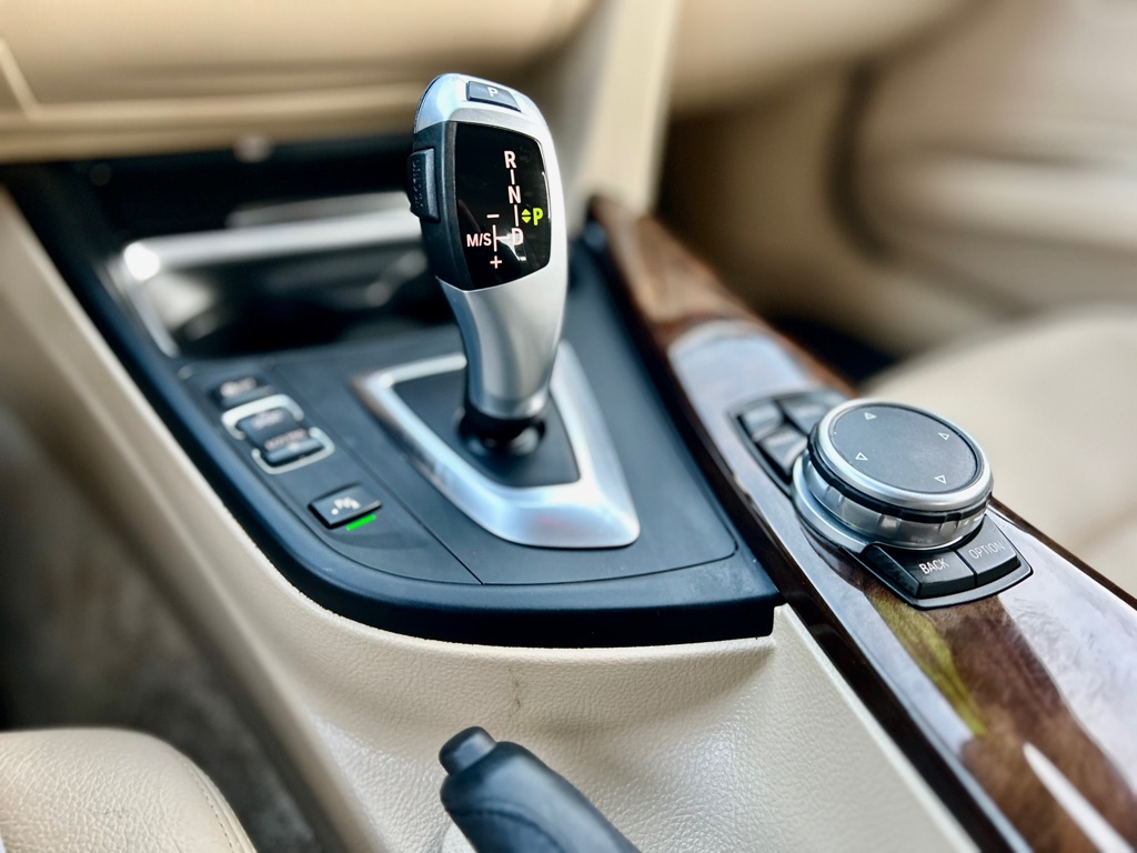 Photo 19 of this BMW 3 SERIES