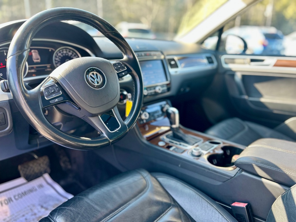 Photo 10 of this VOLKSWAGEN TOUAREG