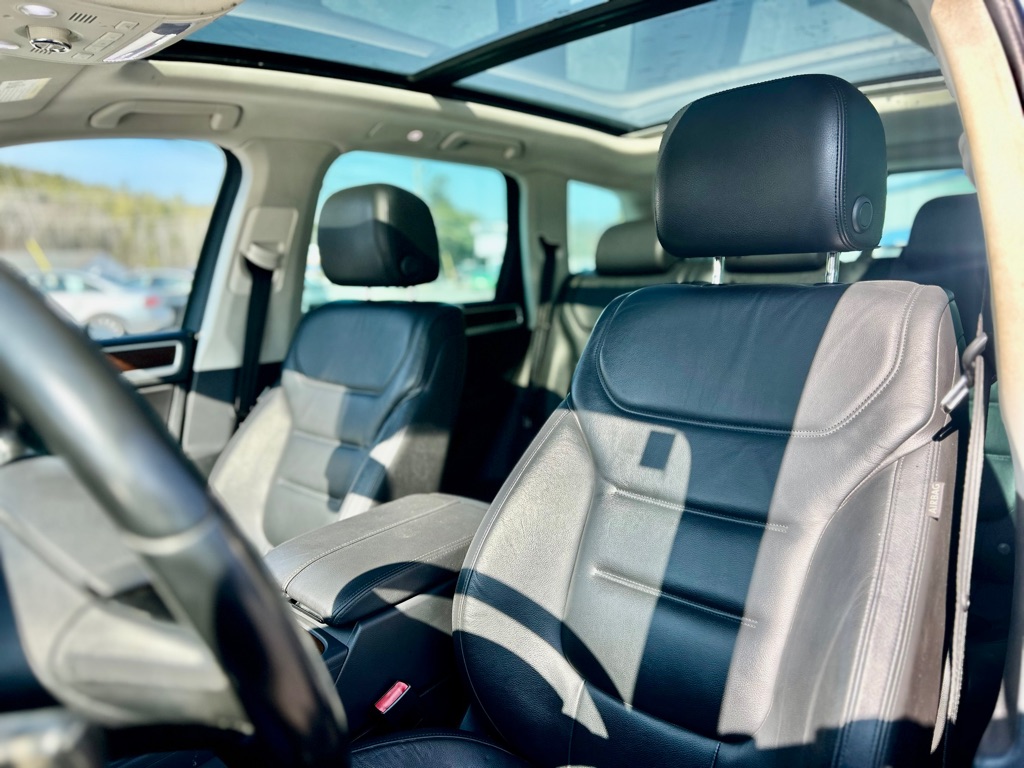 Photo 9 of this VOLKSWAGEN TOUAREG