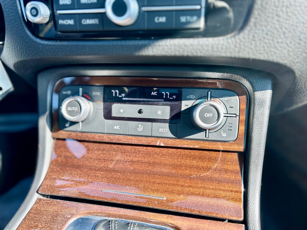 Photo 13 of this VOLKSWAGEN TOUAREG