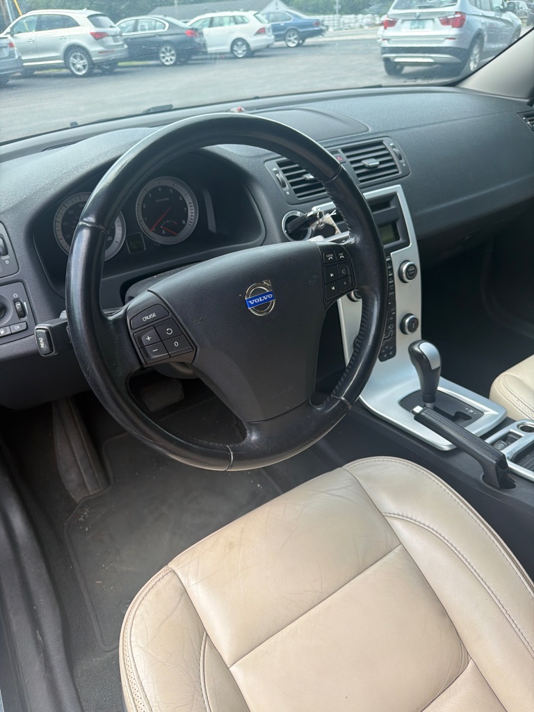 Photo 12 of this VOLVO C70