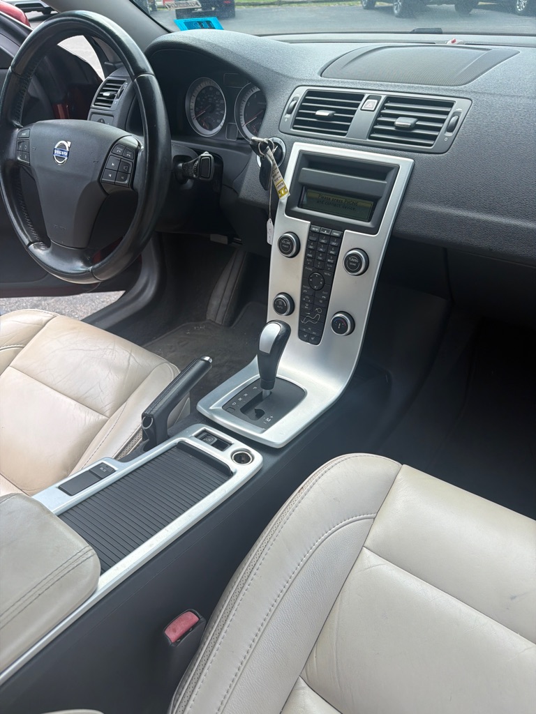 Photo 14 of this VOLVO C70