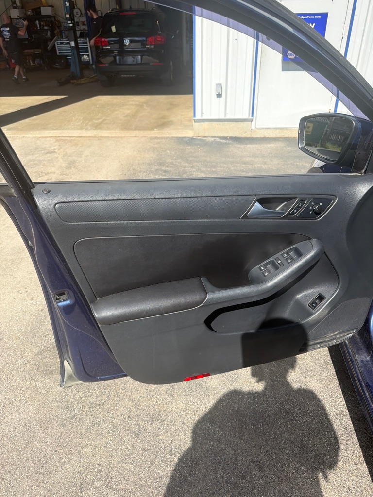 Photo 11 of this VOLKSWAGEN JETTA