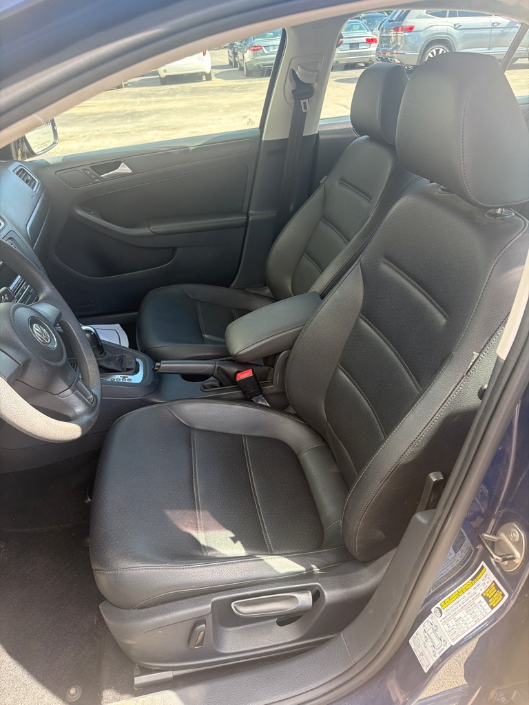 Photo 12 of this VOLKSWAGEN JETTA