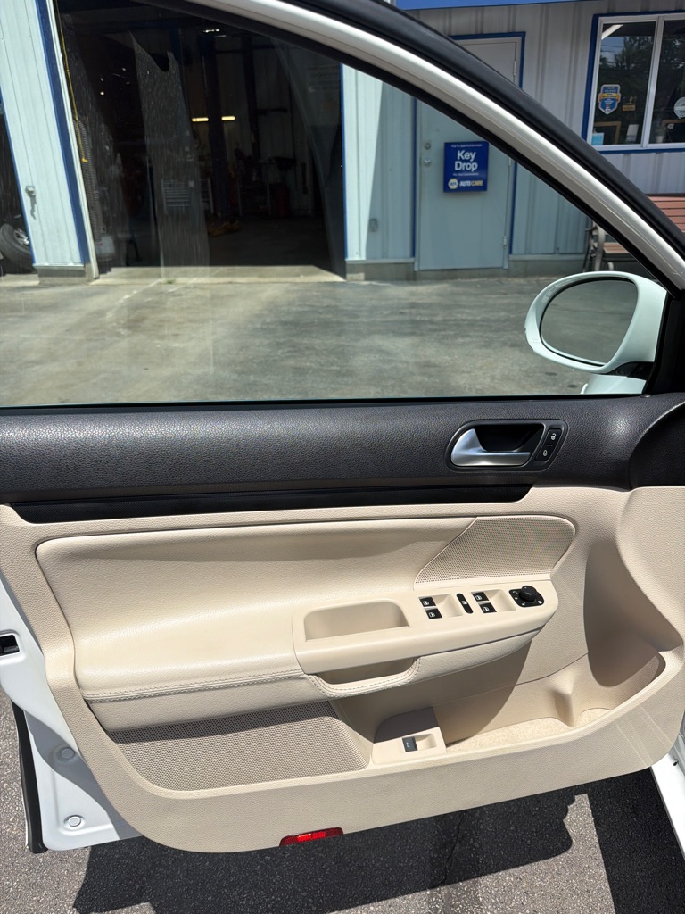 Photo 10 of this VOLKSWAGEN JETTA