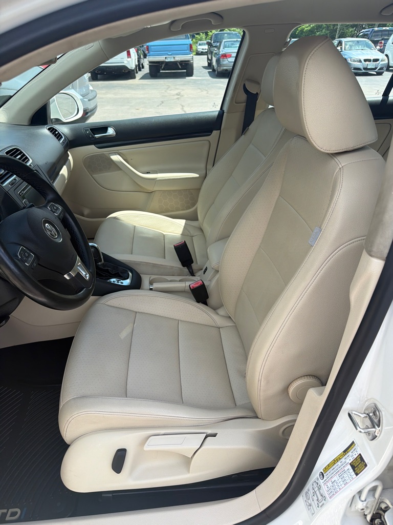 Photo 12 of this VOLKSWAGEN JETTA