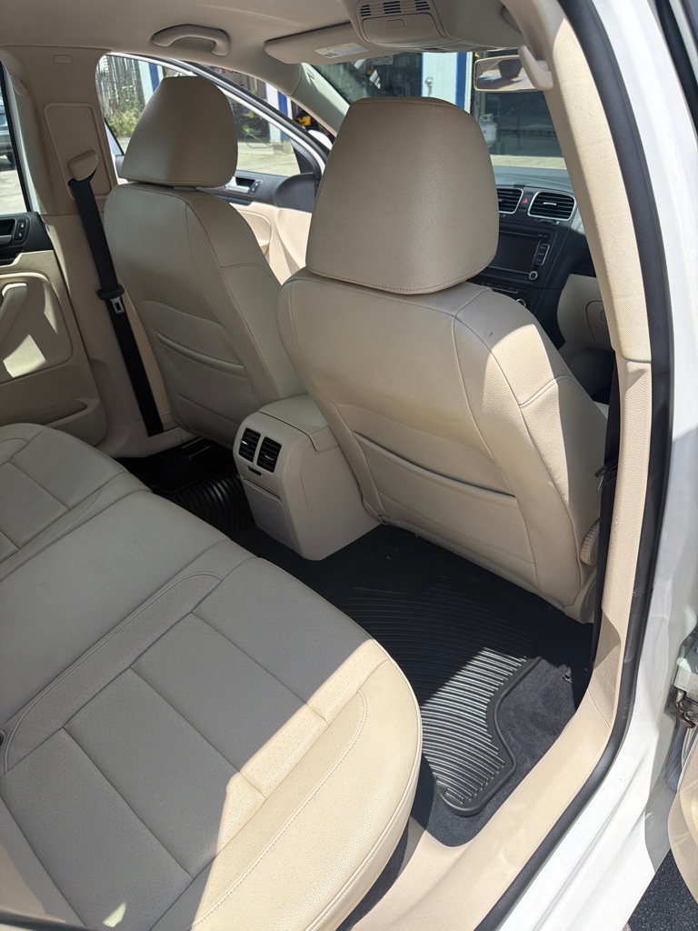 Photo 16 of this VOLKSWAGEN JETTA