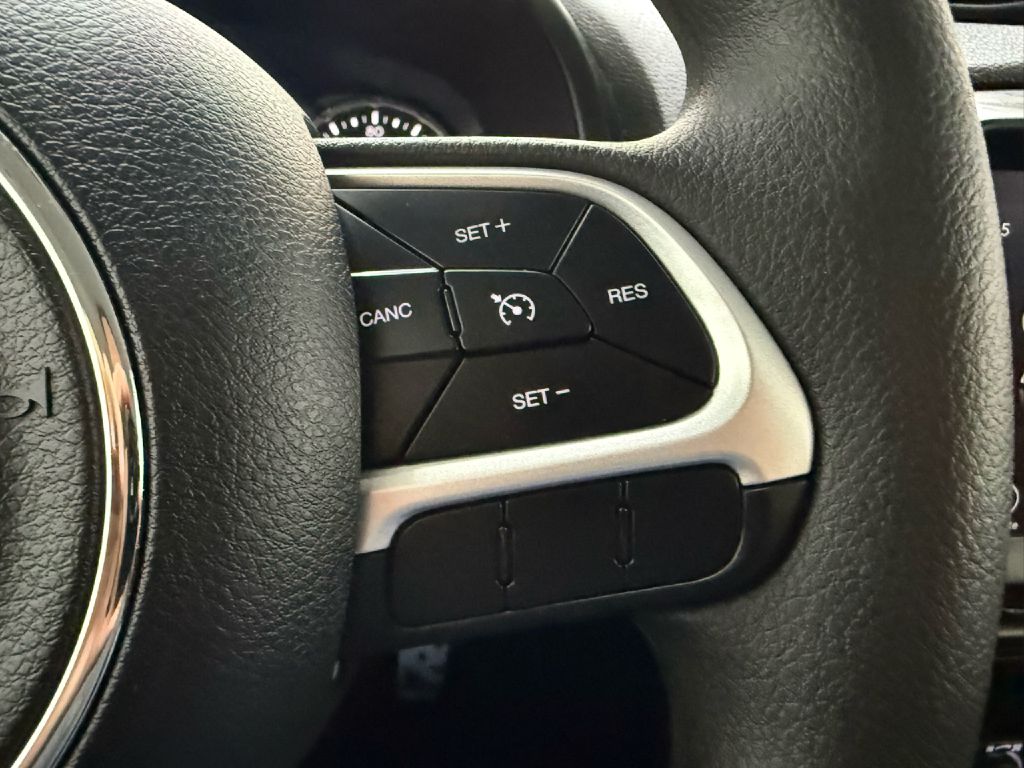Photo 13 of this JEEP RENEGADE