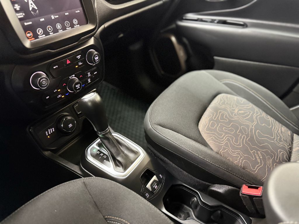 Photo 18 of this JEEP RENEGADE