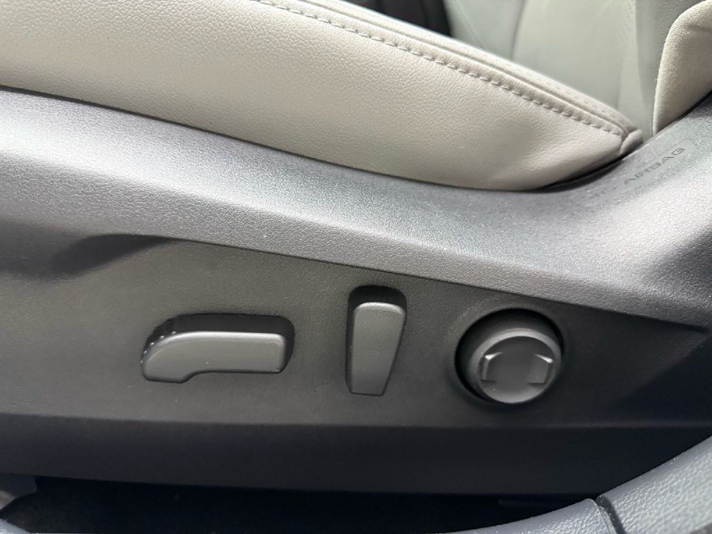 Photo 10 of this SUBARU LEGACY