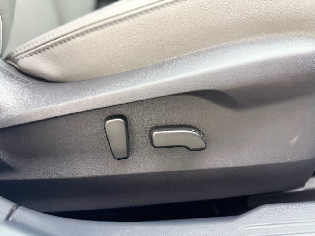 Photo 38 of this SUBARU LEGACY