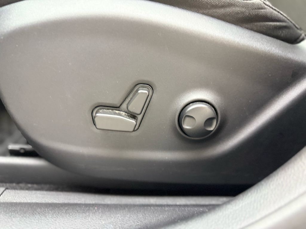 Photo 10 of this JEEP CHEROKEE