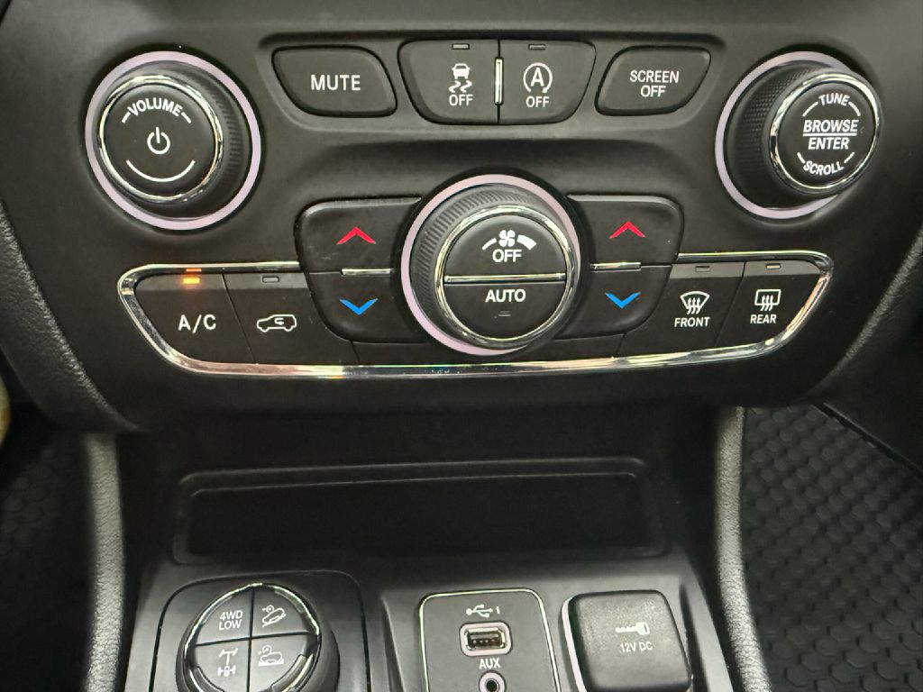 Photo 21 of this JEEP CHEROKEE