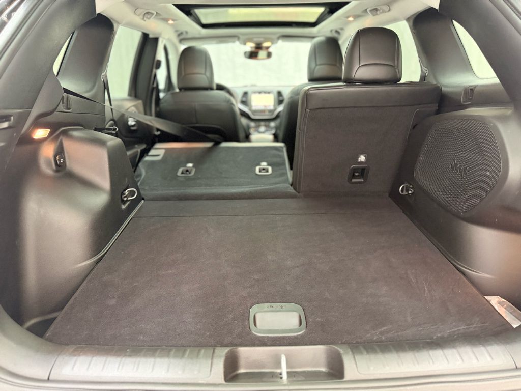Photo 27 of this JEEP CHEROKEE
