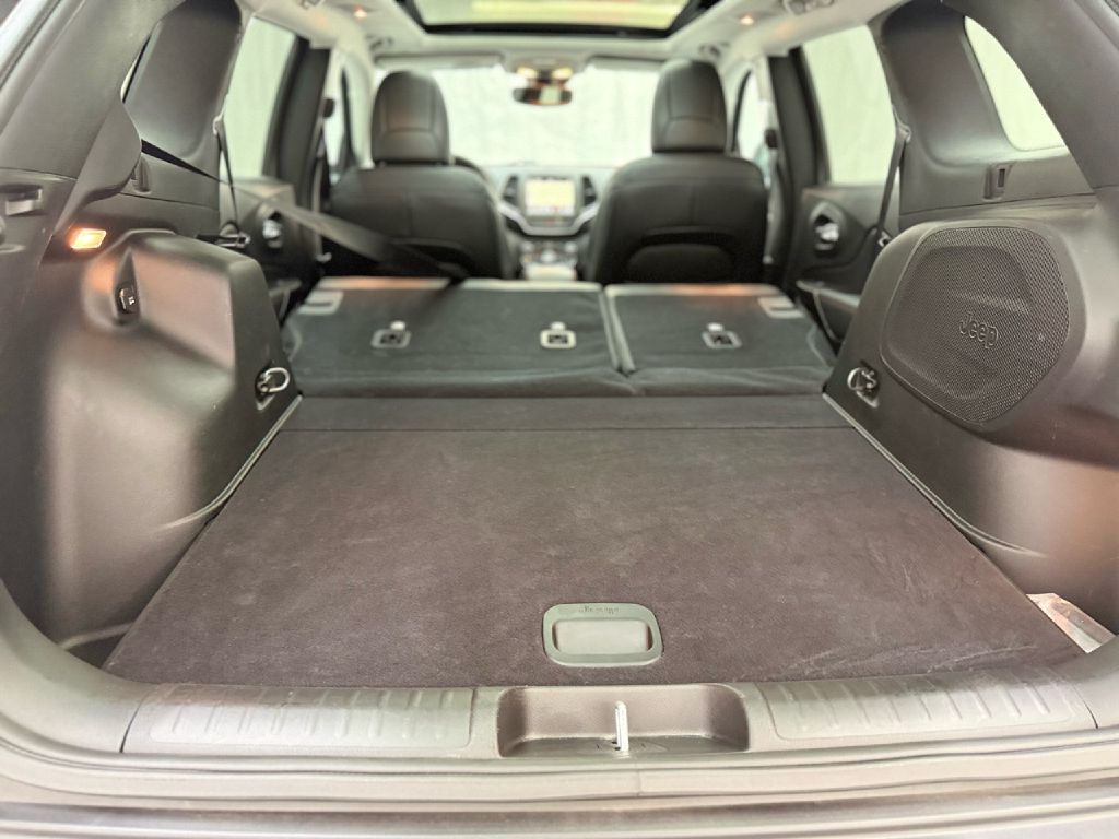 Photo 28 of this JEEP CHEROKEE