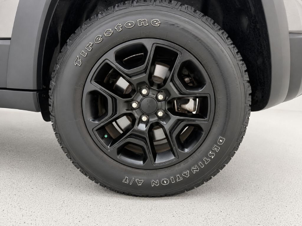Photo 32 of this JEEP CHEROKEE