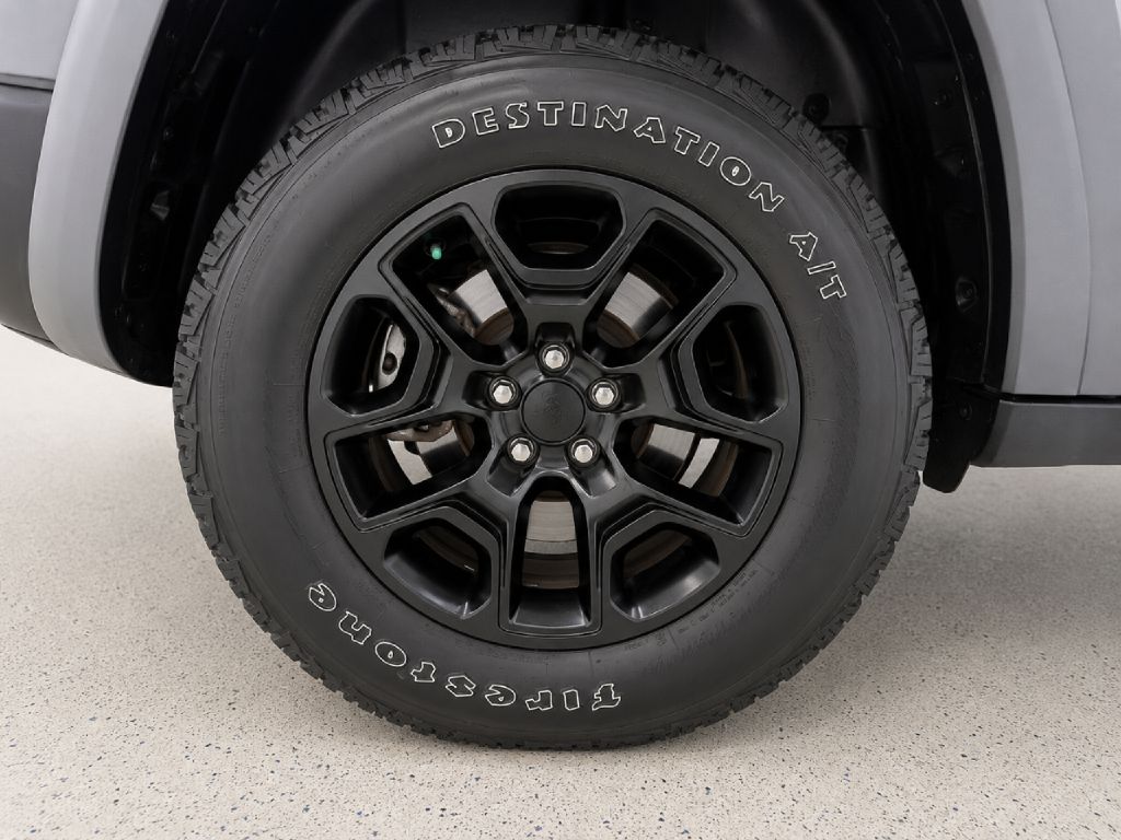 Photo 33 of this JEEP CHEROKEE