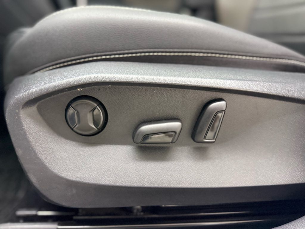 Photo 10 of this VOLKSWAGEN TAOS