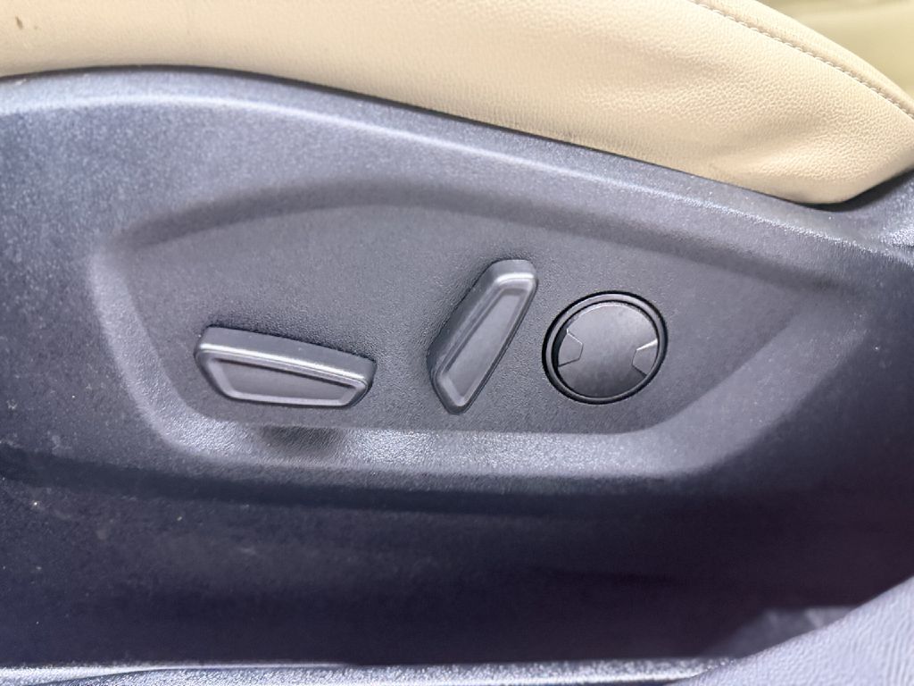 Photo 10 of this FORD EDGE
