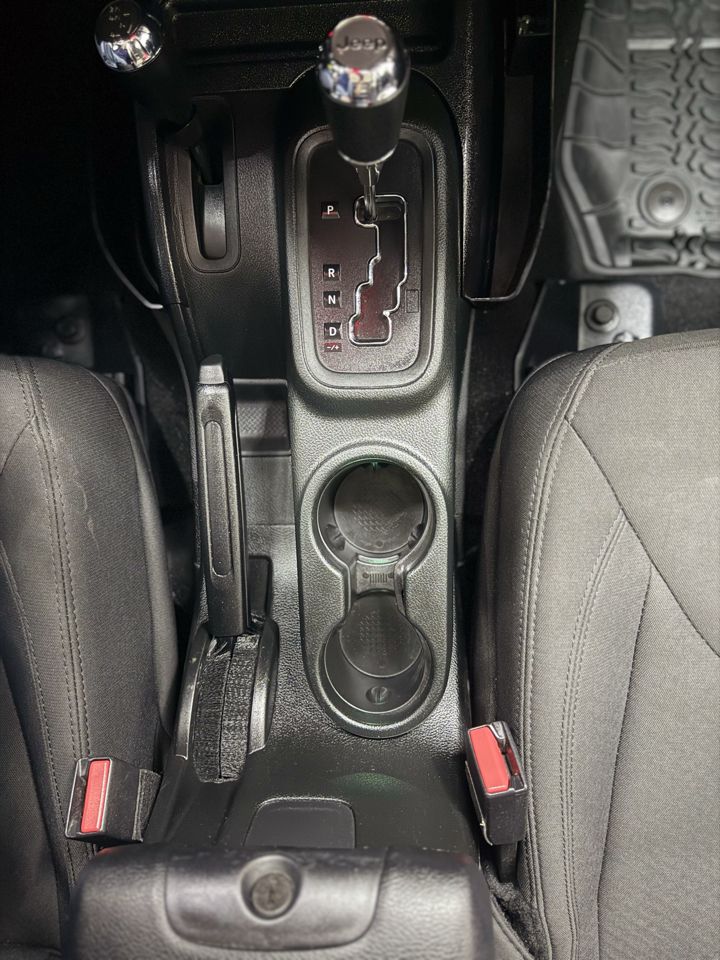 Photo 18 of this JEEP WRANGLER UNLIMI