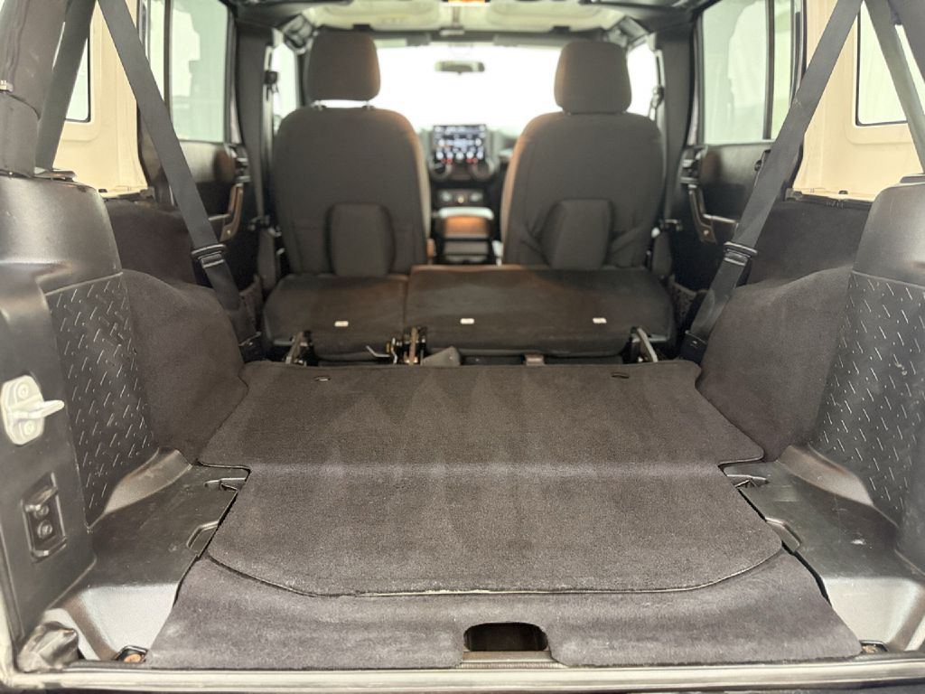 Photo 24 of this JEEP WRANGLER UNLIMI