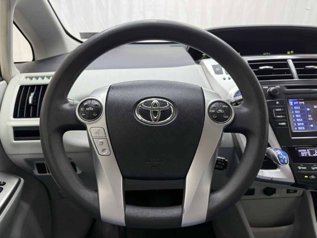 Photo 11 of this TOYOTA PRIUS V