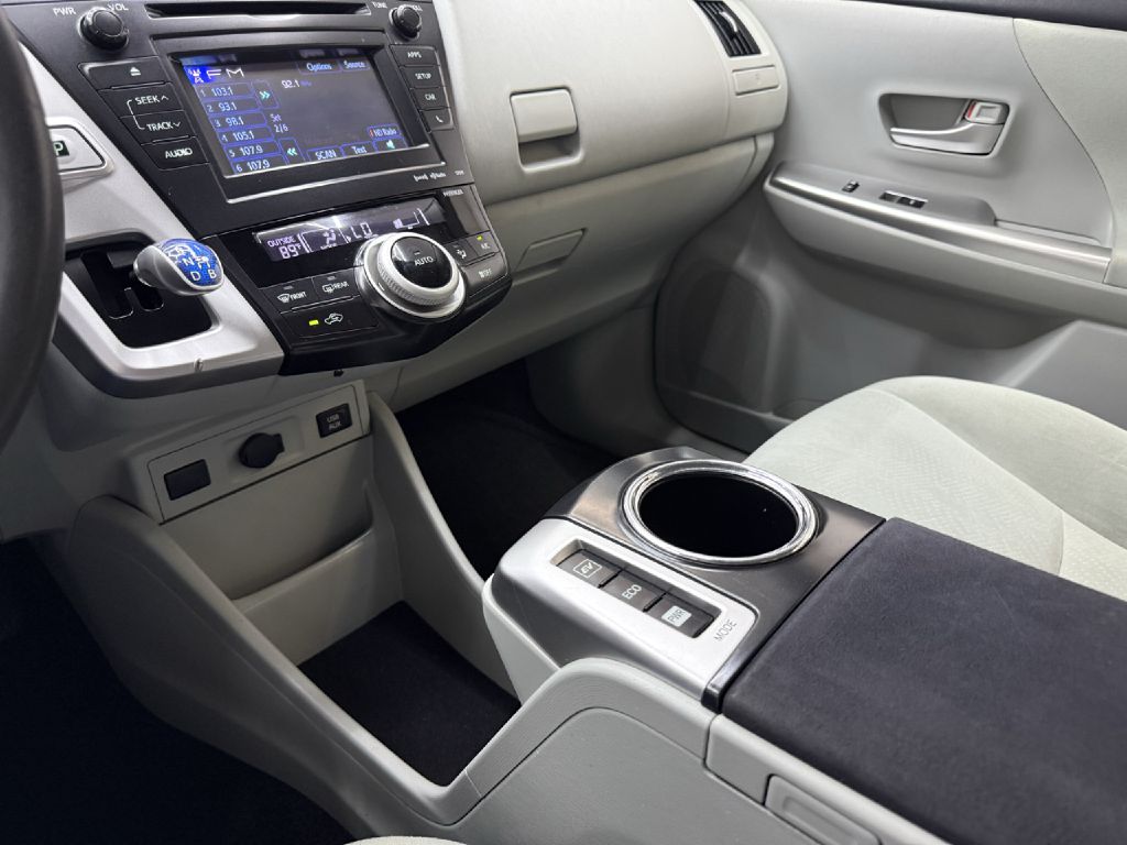 Photo 17 of this TOYOTA PRIUS V