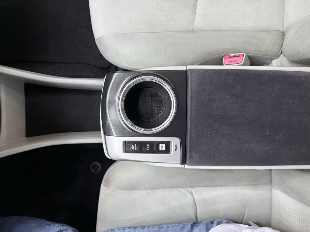 Photo 18 of this TOYOTA PRIUS V