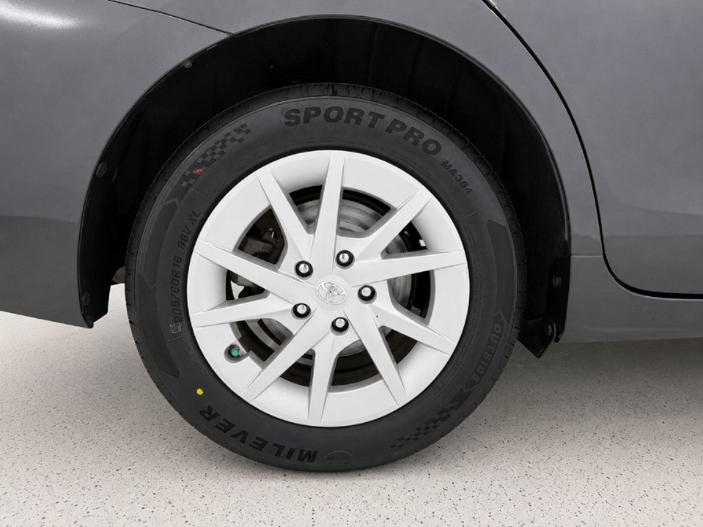 Photo 27 of this TOYOTA PRIUS V