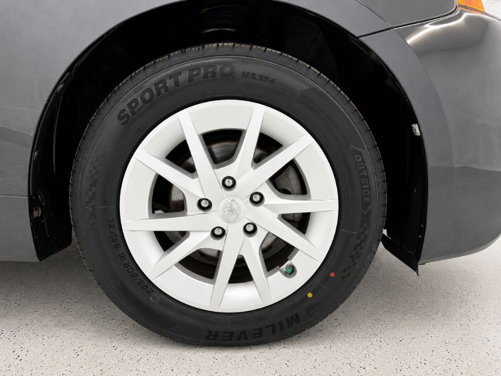 Photo 28 of this TOYOTA PRIUS V