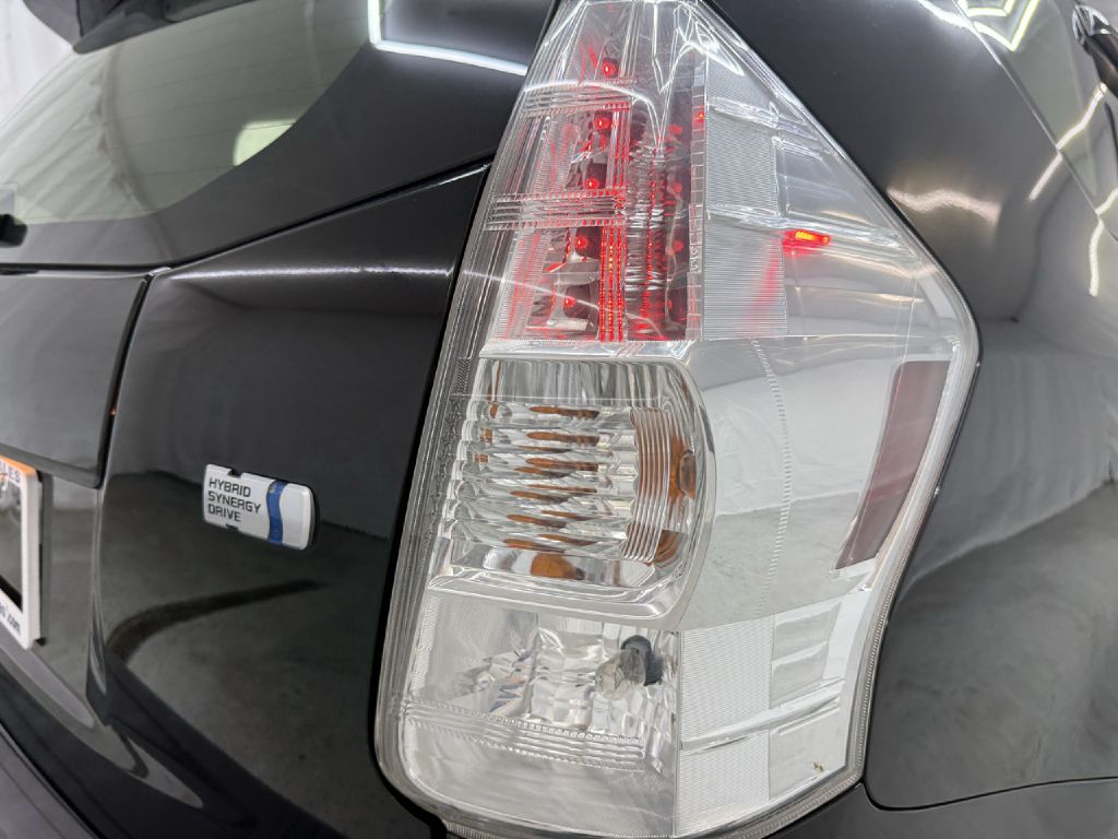 Photo 33 of this TOYOTA PRIUS V
