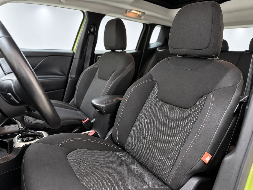 Photo 9 of this JEEP RENEGADE