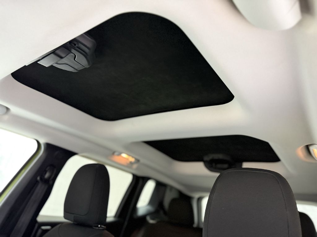 Photo 10 of this JEEP RENEGADE