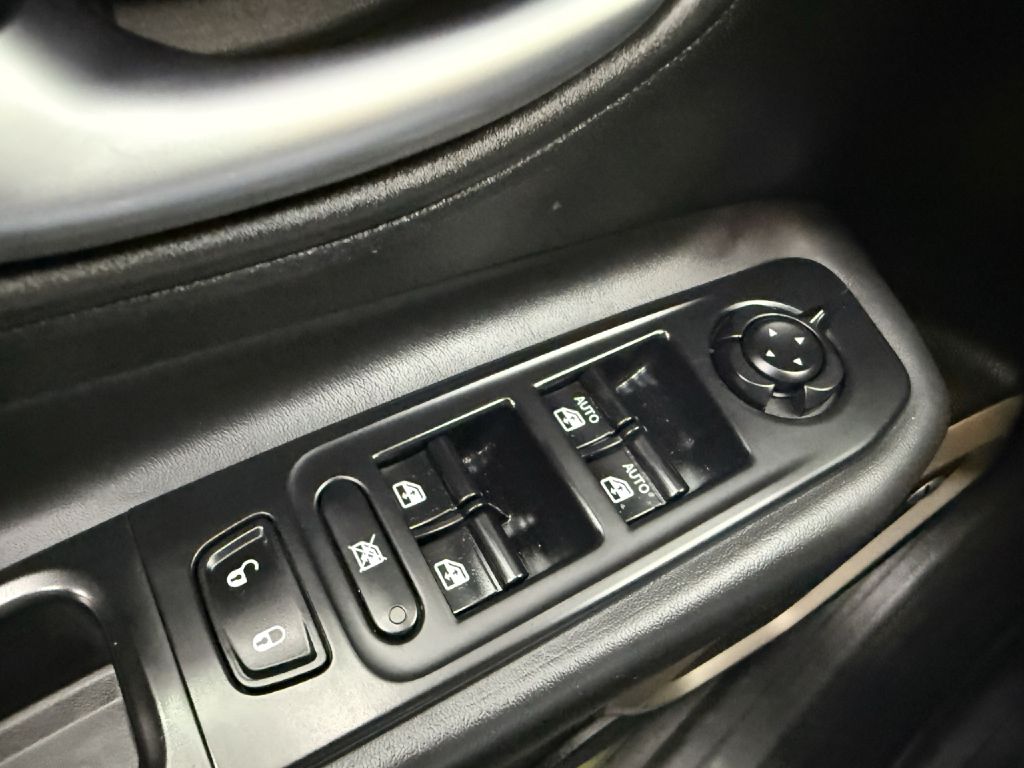 Photo 11 of this JEEP RENEGADE