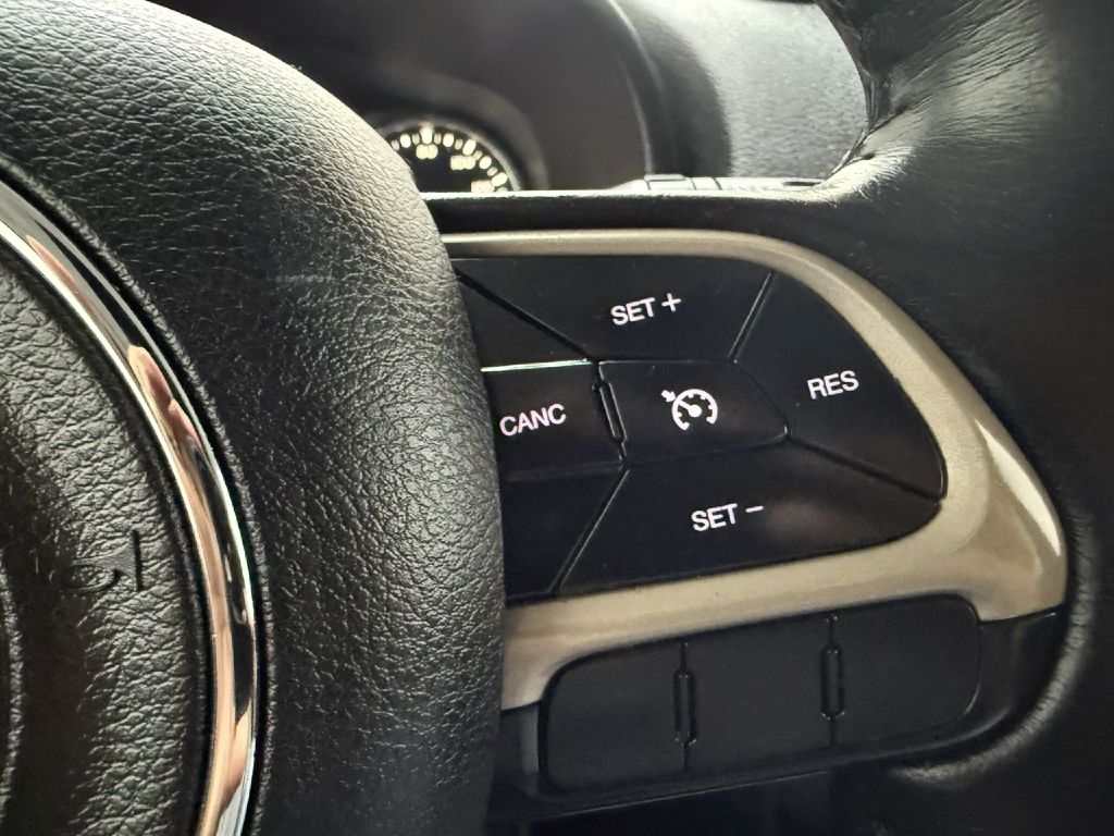 Photo 14 of this JEEP RENEGADE