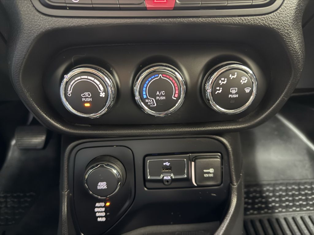 Photo 18 of this JEEP RENEGADE