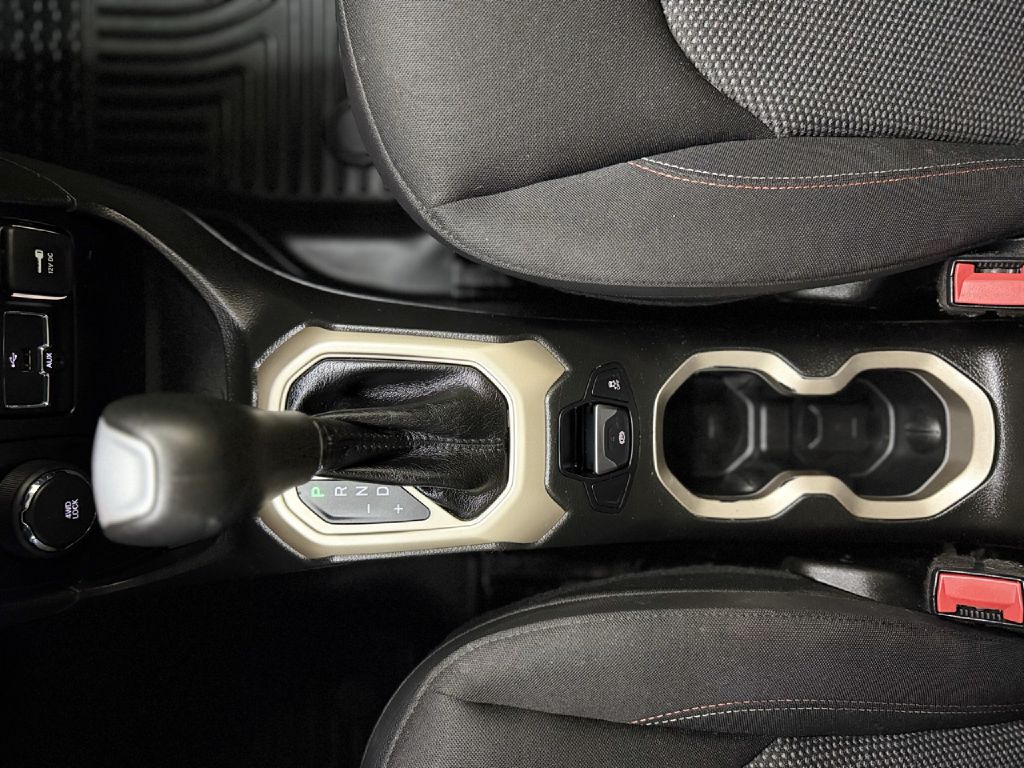 Photo 20 of this JEEP RENEGADE